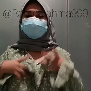 Rahma Jilbab Buka Baju Colmek Di Toilet