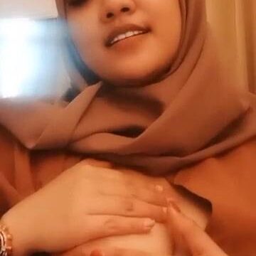 Wanita Hijab Nakal Pamer Toket Bulat