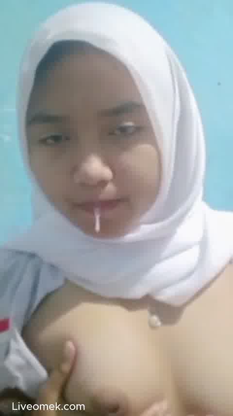 Pelajar Jilbab Putih Remas Susu Diludahin