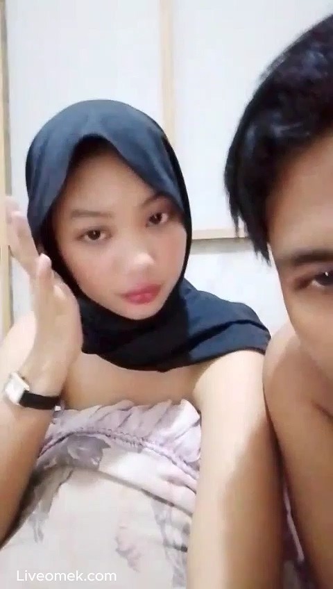 Host Cantik Jilbab Kupu Kupu Malam Dicolmekin Dildo