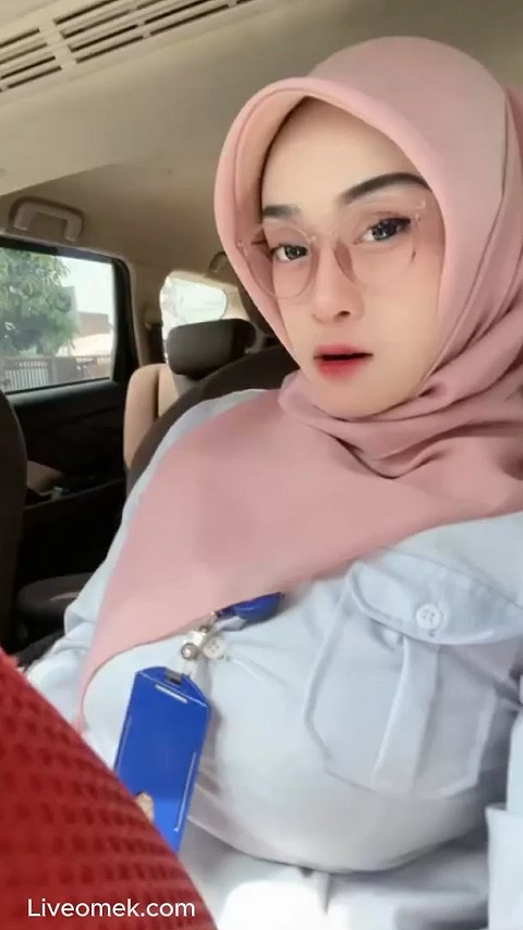 Bu Guru Salsa Buka Bukaan Pamer Body Montok