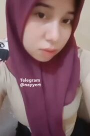 Cewek Jilbab Nakal Pamer Itil Colok Lubangnya