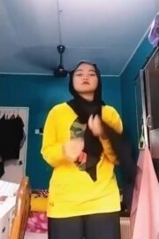 Gadis Jilbab Baju Kuning Buka-Bukaan Colmek Sange