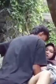 Pasangan Sejoli Ngentot Di Hutan