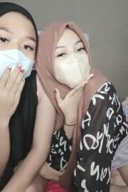 Dua Cewek Hijab Live Threesome Ewe Gantian