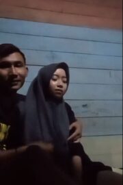 Riris Cewek Jilbab Serahkan Tubuhnya Untuk Pacar