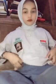 Cewek Seragam SMA Hijab Nakal Colmek Pamer Lobang