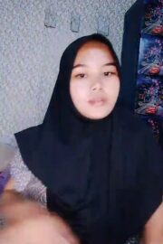 Istri Berjilbab Ajak Suami Live Ngewe