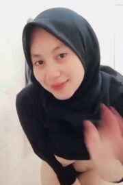 Karyawati Hijab Cantik Sange Kebelet Omek Di Toilet