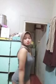 Marni Hijab Pamer Keindahan Tubuhnya Di Kamar Mandi