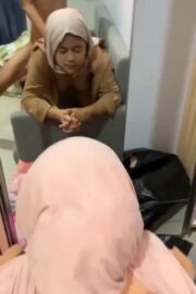 Kenikmatan Ewe Doggy PNS Hijab Depan Cermin